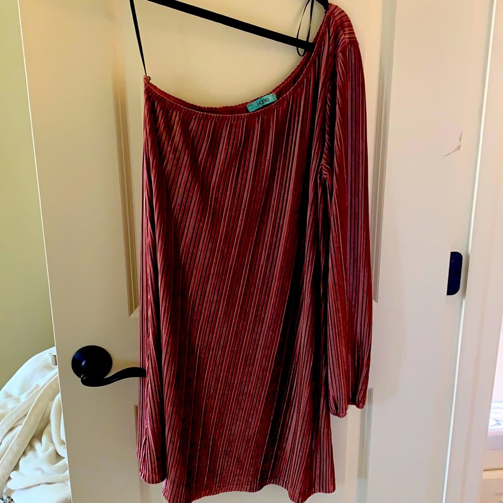 Karlie One Shoulder Velvet Dress!